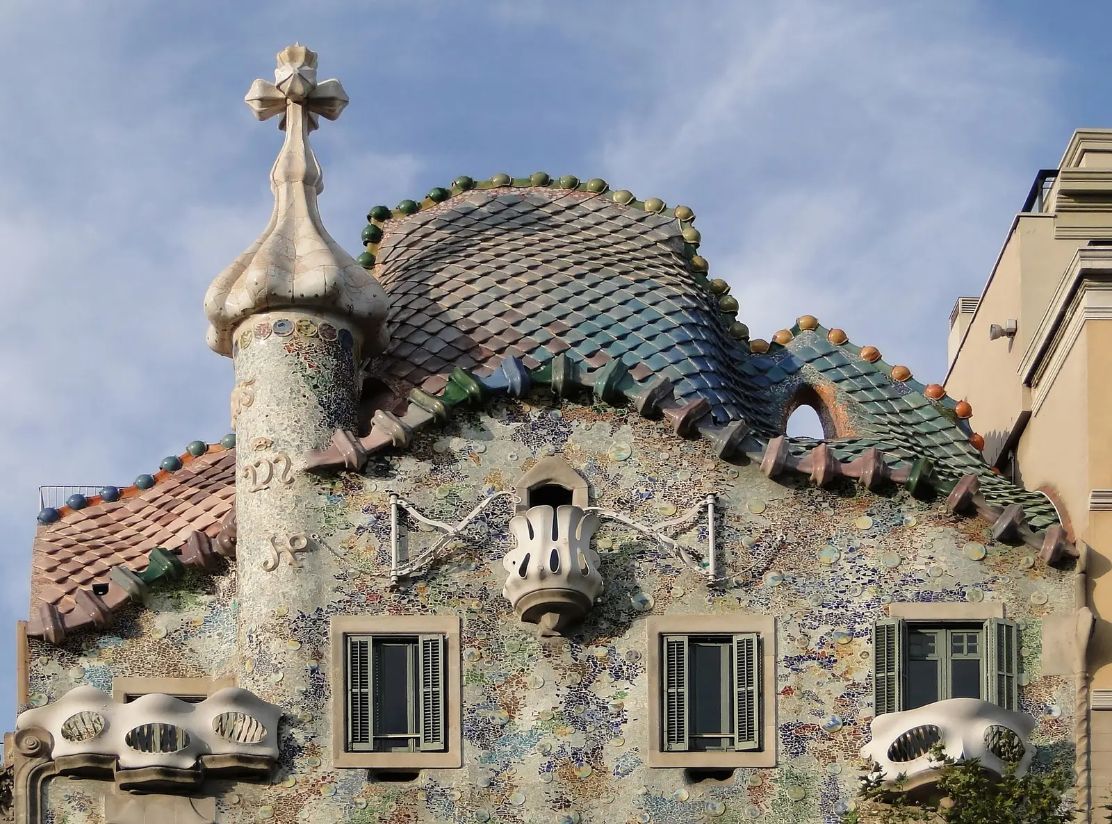 The tiled roof and facade of Casa Batlló
